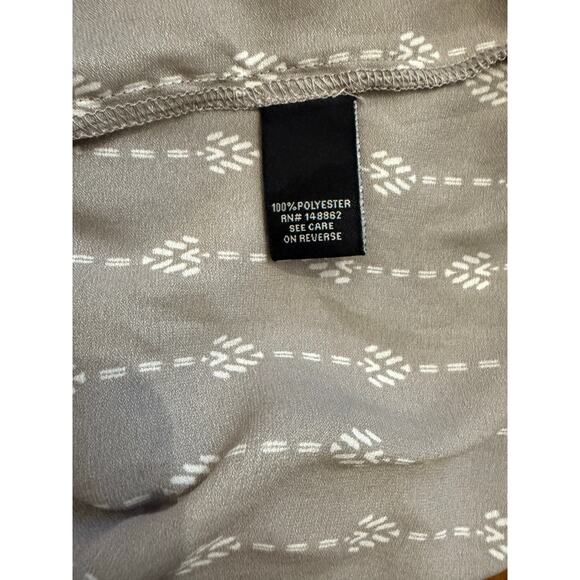 NWT Torrid Light Gray Blouse wi/ Arrow Pattern Size 1X 14-16 - Picture 6 of 7